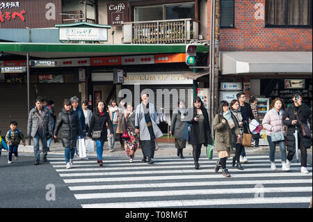 25.12.2017, Kyoto, Kansai , Japan - Pedestrians cross a zebra crossing in the Higashiyama district. 0SL171225D016CAROEX.JPG [MODEL RELEASE: NO, PROPER Stock Photo