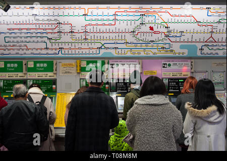 30.12.2017, Tokyo, Kanto, Japan - Commuters queue in front of ticket machines in a subway station in the city center. 0SL171230D034CAROEX.JPG [MODEL R Stock Photo