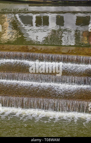 The River Avon flowing through the heart of the city of Bath, Somerset, Great Britain. Stock Photo