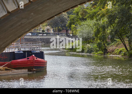 The River Avon flowing through the heart of the city of Bath, Somerset, Great Britain. Stock Photo