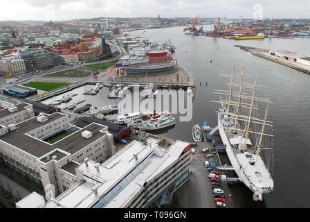 Göta älv (River of the Geats), Barken Viking (four-masted Barque Viking) now three star hotel, and Goteborgsoperan (Gothenburg opera house) seen from  Stock Photo