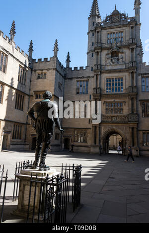 A statue of William Herbert, Earl of Pembroke  at the Bodleian Library Library in Oxford, Oxfordshire, Britain.   He was Chancellor of the University Stock Photo