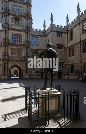 A statue of William Herbert, Earl of Pembroke  at the Bodleian Library Library in Oxford, Oxfordshire, Britain.   He was Chancellor of the University Stock Photo