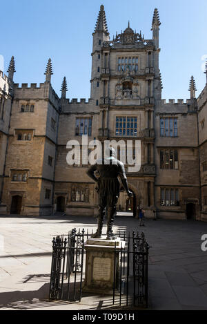 A statue of William Herbert, Earl of Pembroke  at the Bodleian Library Library in Oxford, Oxfordshire, Britain.   He was Chancellor of the University Stock Photo