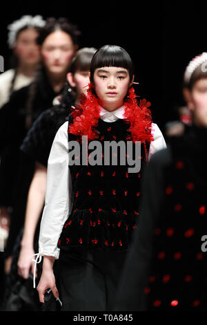 Tokyo, Japan. 19th Mar, 2019. Models present creations from Chinese brand SHUSHU/TONG 2019 Autumn/Winter collection during Amazon Fashion Week Tokyo, in Tokyo, Japan, March 19, 2019. Credit: Du Xiaoyi/Xinhua/Alamy Live News Stock Photo