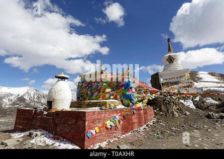 Prayer flags at the 4,298m Zheduo Shan Pass, Kangding, Sichuan, China Stock Photo