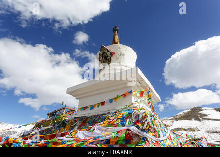 Stupa and colorful prayer flags at the 4,298m Zheduo Shan Pass, Kangding, Sichuan, China Stock Photo