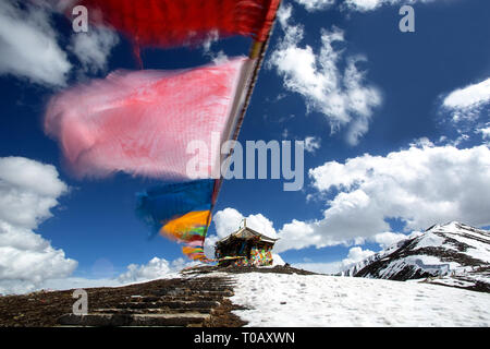 Prayer flags on top of the 4,298m Zheduo Shan Pass, beautiful view over the mountains, Kangding, Sichuan, China Stock Photo