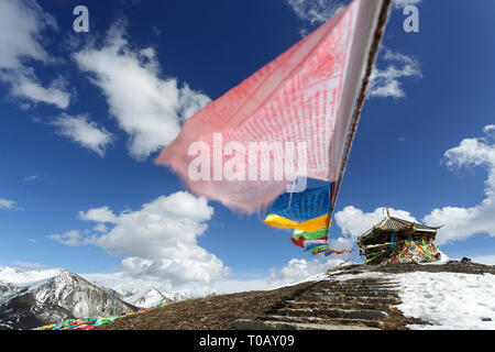 Prayer flags on top of the 4,298m Zheduo Shan Pass, beautiful view over the mountains, Kangding, Sichuan, China Stock Photo