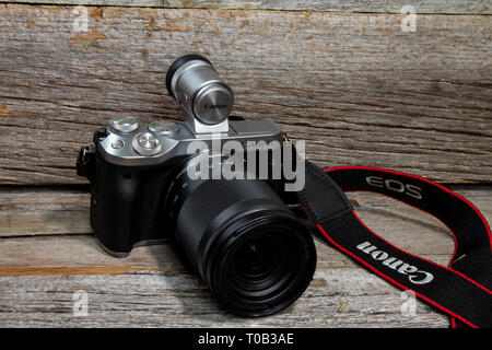 M6 Canon Mirrorless camera with viewfinder Stock Photo