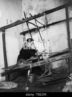 weaving loom, contessa entellina, sicily, italy 1940 Stock Photo