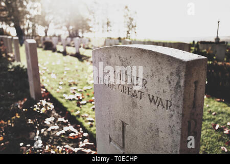 A headstone in a military cemetery for an unidentified fallen soldier of the great war / WW1 with the inscription 'A soldier of the great war' Stock Photo