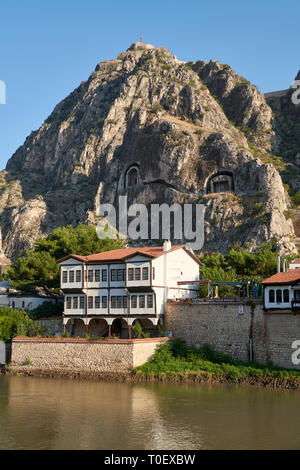 Ottoman villas of Amasya along the banks of the river Yeşilırmak, below the Pontic Royal rock tombs and mountain top ancient citadel, Turkey Stock Photo