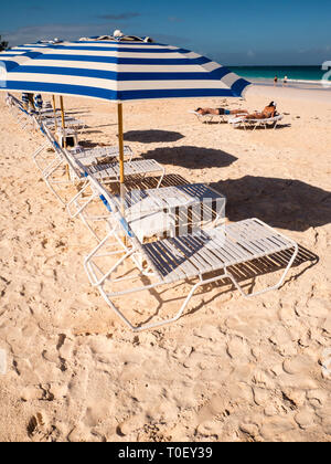 Sun Lounges, Deck Chairs, Pink Sands Beach, Dunmore Town, Harbour Island, Eleuthera, The Bahamas, The Caribbean. Stock Photo