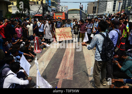 Dhaka, Bangladesh. 19th Mar 2019. Bangladeshi Students block road during a student protest after the death of Bangladesh University of Professionals student Abrar Ahmed Chowdhury in a road accident in front of the Jamuna Future Park in Dhaka, Bangladesh. On March 19, 2019 Credit: Mamunur Rashid/Alamy Live News Stock Photo