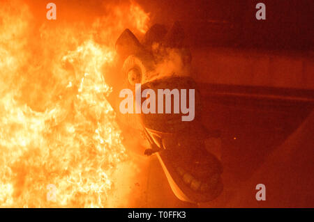 Valencia, Spain. 19th March, 2019. The Valencians fire their piestats by burning the monument on the night of San José. The firemen are in charge of controlling the flames. Carcaixent, Valencia, Spain. Credit: Salva Garrigues/Alamy Live News Stock Photo