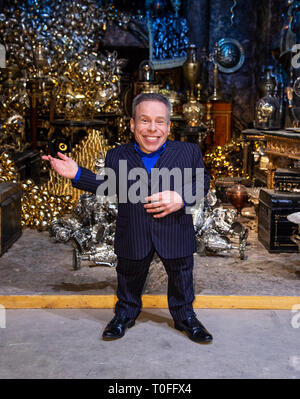 Warwick Davis in the Lestrange Vault set at the original Gringotts Wizarding Bank at Warner Bros. Studio Tour London in Watford. Warner Bros. Studio Tour London – The Making of Harry Potter unveils its biggest expansion to date, the original Gringotts Wizarding Bank will be open to the public from Saturday 6th April. Stock Photo