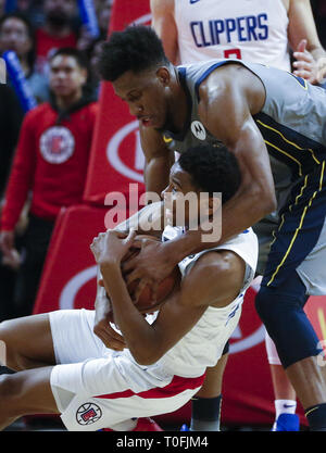 Los Angeles, California, USA. 19th Mar, 2019. Indiana Pacers' Thaddeus Young (21) and Los Angeles Clippers' Shai Gilgeous-Alexander (2) fight for a ball during an NBA basketball game between Los Angeles Clippers and Indiana Pacers, Tuesday, March 19, 2019, in Los Angeles. Credit: Ringo Chiu/ZUMA Wire/Alamy Live News Stock Photo