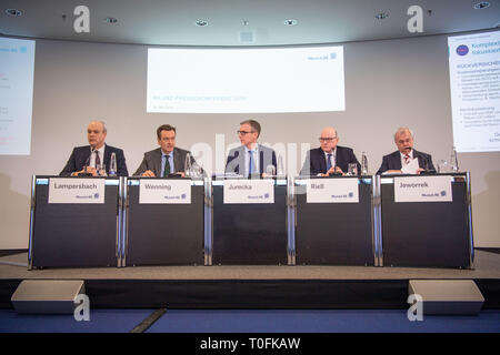 20 March 2019, Bavaria, München: Andreas Lampersbach, Munich Re press officer, Joachim Wenning, Munich Re CEO, Christoph Jurecka, Munich Re CFO, Markus Rieß, ERGO Insurance Group CEO, Torsten Jeworrek, Munich Re Board member, will take part in the Munich Reinsurance Company's (Munich Re) Annual Accounts Press Conference. Photo: Lino Mirgeler/dpa Stock Photo