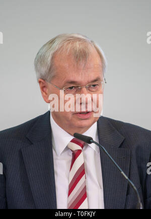 20 March 2019, Bavaria, München: Torsten Jeworrek, member of Munich Re's Board of Management, attends the Munich Reinsurance Company's (Munich Re) Annual Accounts Press Conference. Photo: Lino Mirgeler/dpa Stock Photo