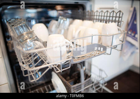 20 March 2019, North Rhine-Westphalia, Düsseldorf: Glasses and cups stand in a dishwasher in Düsseldorf. In the kitchens of North Rhine-Westphalia, microwave ovens and dishwashers are increasingly becoming standard appliances. Currently, three out of four households already rely on the devices, as the State Statistical Office announced on Wednesday with figures for 2018. Accordingly, 75.6 percent of households in the previous year had a microwave, 72.8 percent a dishwasher. Compared to the figures from 15 years ago, there was a significant increase of almost 16 percentage points, especially in