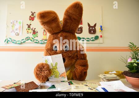 https://l450v.alamy.com/450v/t0fme9/zeven-germany-20th-mar-2019-a-giant-stuffed-animal-called-hanni-hase-sits-symbolically-in-the-post-office-and-reads-a-letter-to-hanni-hase-the-letters-that-children-from-all-over-the-world-send-to-hanni-hase-in-ostereistedt-lower-saxony-at-easter-arrive-at-the-post-office-credit-carmen-jaspersendpaalamy-live-news-t0fme9.jpg