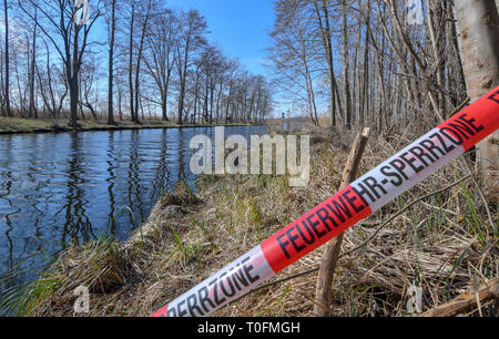 Wolzig, Germany. 20th Mar, 2019. The bank of the Storkower Canal near the mouth of the Wolziger See in the district of Dahme-Spreewald is closed off. On the same day the search for the missing Rebecca from Berlin was continued. Police divers from Berlin are also on duty. Credit: Patrick Pleul/dpa-Zentralbild/dpa/Alamy Live News Stock Photo