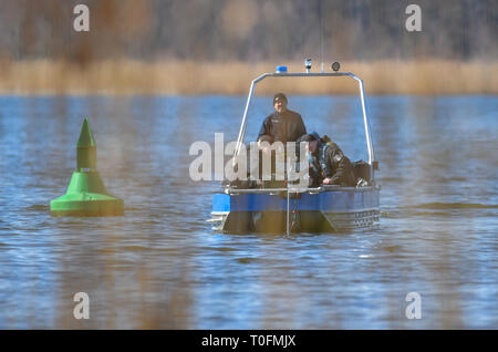 Wolzig, Germany. 20th Mar, 2019. Police officers drive in a boat across Lake Wolziger See in the district of Dahme-Spreewald. On the same day the search for the missing Rebecca from Berlin was continued. Police divers from Berlin are also on duty. Credit: Patrick Pleul/dpa-Zentralbild/dpa/Alamy Live News Stock Photo