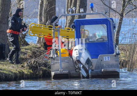 Wolzig, Germany. 20th Mar, 2019. Police divers from Berlin board a boat at Wolziger See in the district of Dahme-Spreewald. On the same day the search for Rebecca continued. Police divers from Berlin are also on duty. Credit: Patrick Pleul/dpa-Zentralbild/ZB/dpa/Alamy Live News Stock Photo