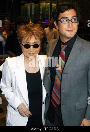 YOKO ONO AND SON SEAN LENNON ROBIN WILLIAMS LIVE ON  BROADWAY AT THE BROADWAY THEATRE IN NEW YORK CITY 07/14/02 Photo By John Barrett/PHOTOlink /MediaPunch Stock Photo