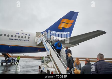 Icelandair plane boarding