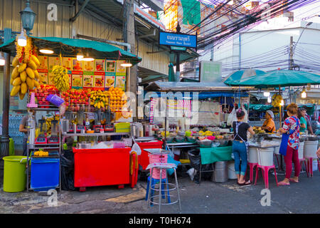 Food stalls, Thanon Ram Buttri, Rambuttri road, Banglamphu, Bangkok, Thailand Stock Photo
