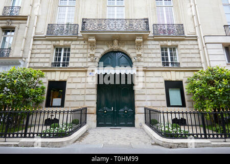 Paris, France, Christian Dior, Luxury Shop Front, Avenue des Champs Elysees,  Front Building, outside Construction site, façade Stock Photo - Alamy