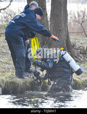 Wolzig, Germany. 20th Mar, 2019. A police diver comes from the water of Lake Storkow near the mouth of Lake Wolziger See in the district of Dahme-Spreewald. On the same day the search for Rebecca continued. Police divers from Berlin are also on duty. Credit: Patrick Pleul/dpa-Zentralbild/ZB/dpa/Alamy Live News Stock Photo