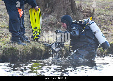 Wolzig, Germany. 20th Mar, 2019. A police diver comes from the water of Lake Storkow near the mouth of Lake Wolziger See in the district of Dahme-Spreewald. On the same day the search for Rebecca continued. Police divers from Berlin are also on duty. Credit: Patrick Pleul/dpa-Zentralbild/ZB/dpa/Alamy Live News Stock Photo