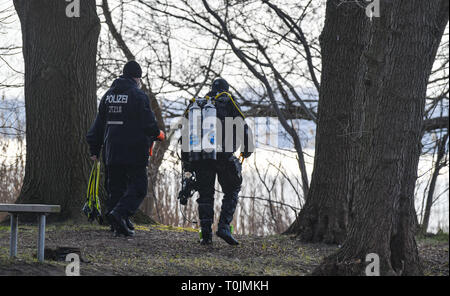 Wolzig, Germany. 20th Mar, 2019. A police diver walks along the shore of Lake Wolziger See in the district of Dahme-Spreewald. On the same day the search for Rebecca continued. Police divers from Berlin are also on duty. Credit: Patrick Pleul/dpa-Zentralbild/dpa/Alamy Live News Stock Photo