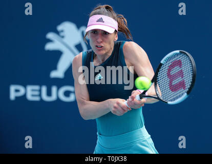 Miami Gardens, Florida, USA. 20th Mar, 2019. Andrea Petkovic, of Germany, returns a shot to Amanda Anisimova, of the United States, at the 2019 Miami Open Presented by Itau professional tennis tournament, played at Hardrock Stadium in Miami Gardens, Florida, USA. Mario Houben/CSM/Alamy Live News Stock Photo