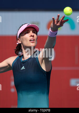 Miami Gardens, Florida, USA. 20th Mar, 2019. Andrea Petkovic, of Germany, prepares to serve against Amanda Anisimova, of the United States, at the 2019 Miami Open Presented by Itau professional tennis tournament, played at Hardrock Stadium in Miami Gardens, Florida, USA. Mario Houben/CSM/Alamy Live News Stock Photo