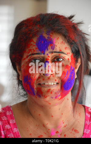 Howrah City, Kolkata, India. 21st March, 2019. Abeer the multicoloured powder smeared Hindu Indian woman celebrates the Holi festival. Credit: Biswarup Ganguly/Alamy Live News Stock Photo