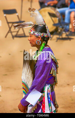 Native American in traditional Pow-wow clothing Stock Photo - Alamy