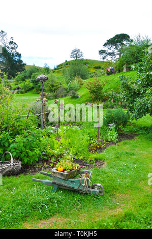 Hobbiton Movie Set - Location for the Lord of the Rings and The Hobbit films. Bag End garden. Visitor attraction in Waikato region New Zealand Stock Photo