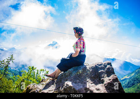 mujer con su traje tipico de concepcion chiquirichapa de xela unicos colores con una gran vista al volcan santa marica de xelaju noj Stock Photo