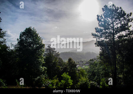 cajola mirador al gran valle amanecer sobre los arboles en las grandes montañas de pueblo,, una vista panoramica e unica con grandes maravillas de la Stock Photo