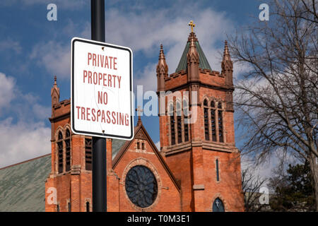 Grosse Pointe Farms, Michigan - A 'no trespassing' sign posted at St. Paul on the Lake Catholic Church. The church is located on the shore of Lake St. Stock Photo
