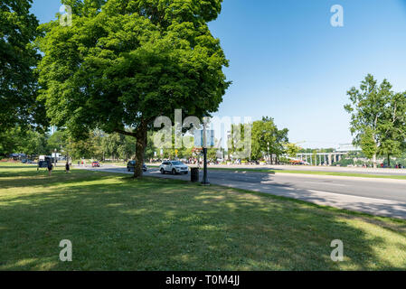 Niagara Falls, Ontario, Canada.  Queen Victoria Park and Niagara Parkway in the summer with Rainbow Bridge in right background. Stock Photo