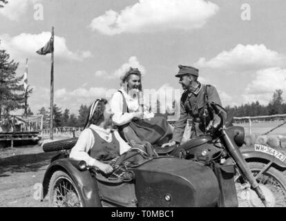 Second World War / WWII, Finland, war correspondent of the German army with two Finnish women, circa 1943, Additional-Rights-Clearance-Info-Not-Available Stock Photo