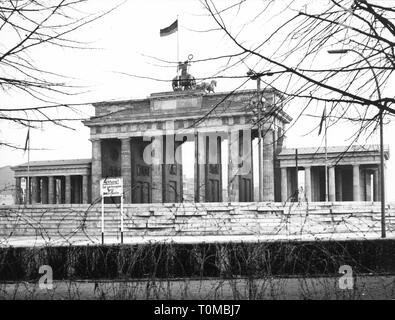geography / travel, Germany, Berlin, Brandenburg Gate, west side, sign 'Attention! You are now leaving West-Berlin', 1960s, Additional-Rights-Clearance-Info-Not-Available Stock Photo