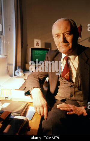 London. UK. LIBRARY: Early 1990s. Geoff Knights, Chris Pyatt (boxer ...