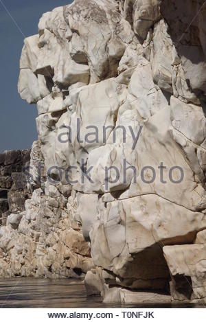 Spectacular white marble rock on either side of gorge of Narmada river at Bhandeghat, Madhya Pradesh, India Stock Photo