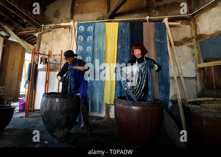 Chengdu, China's Sichuan Province. 20th Mar, 2019. Staff members dye cloths by hands on the Pengzhen ancient street in Shuangliu District of Chengdu City, capital of southwest China's Sichuan Province, March 20, 2019. Credit: Zhang Yuwei/Xinhua/Alamy Live News Stock Photo